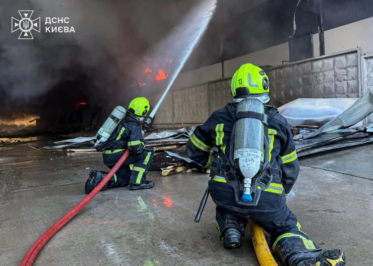 Над Києвом чорний дим, у передмісті горять склади